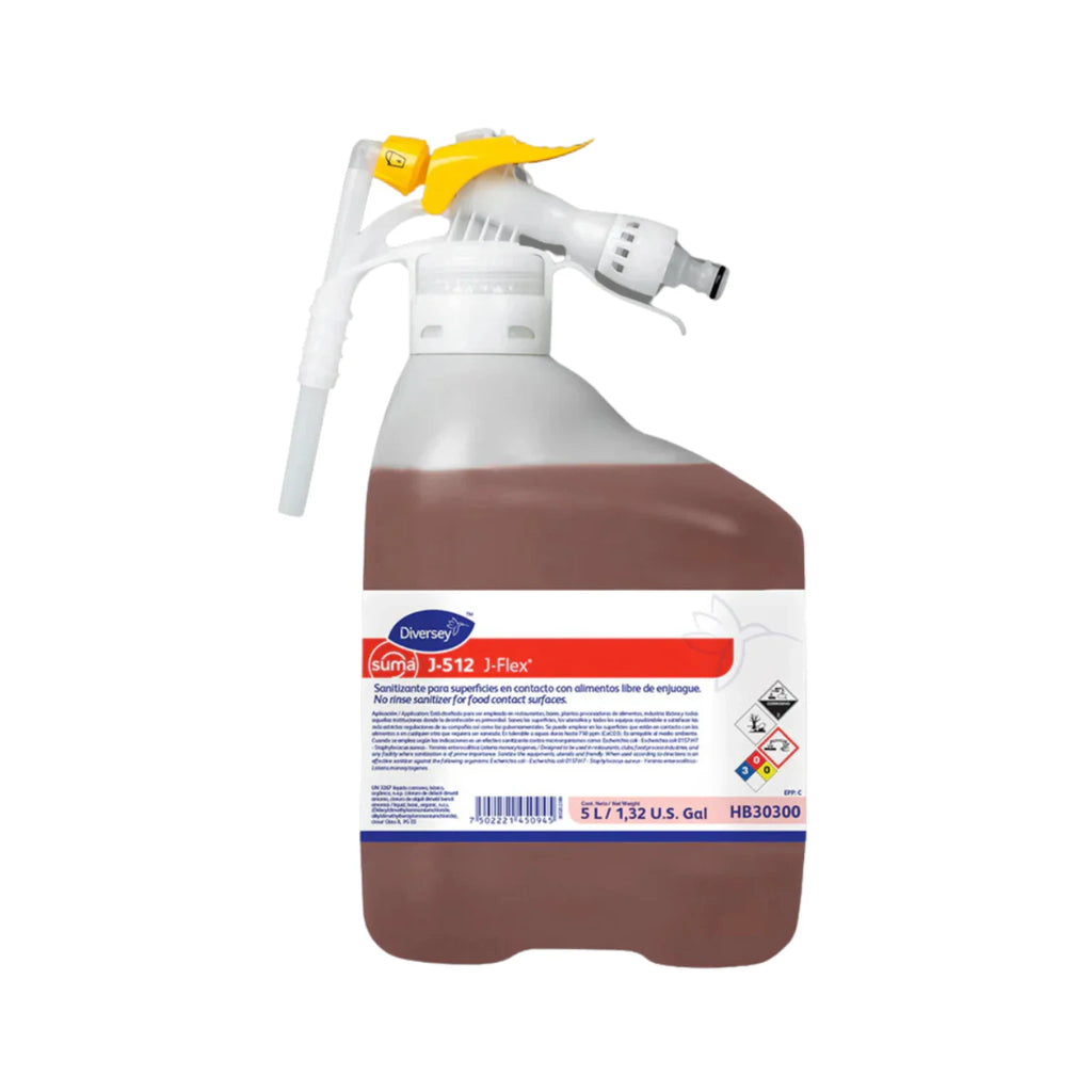 Cocinero sanitizando una mesa de trabajo de acero inoxidable rociando Suma J-512 con un aspersor.